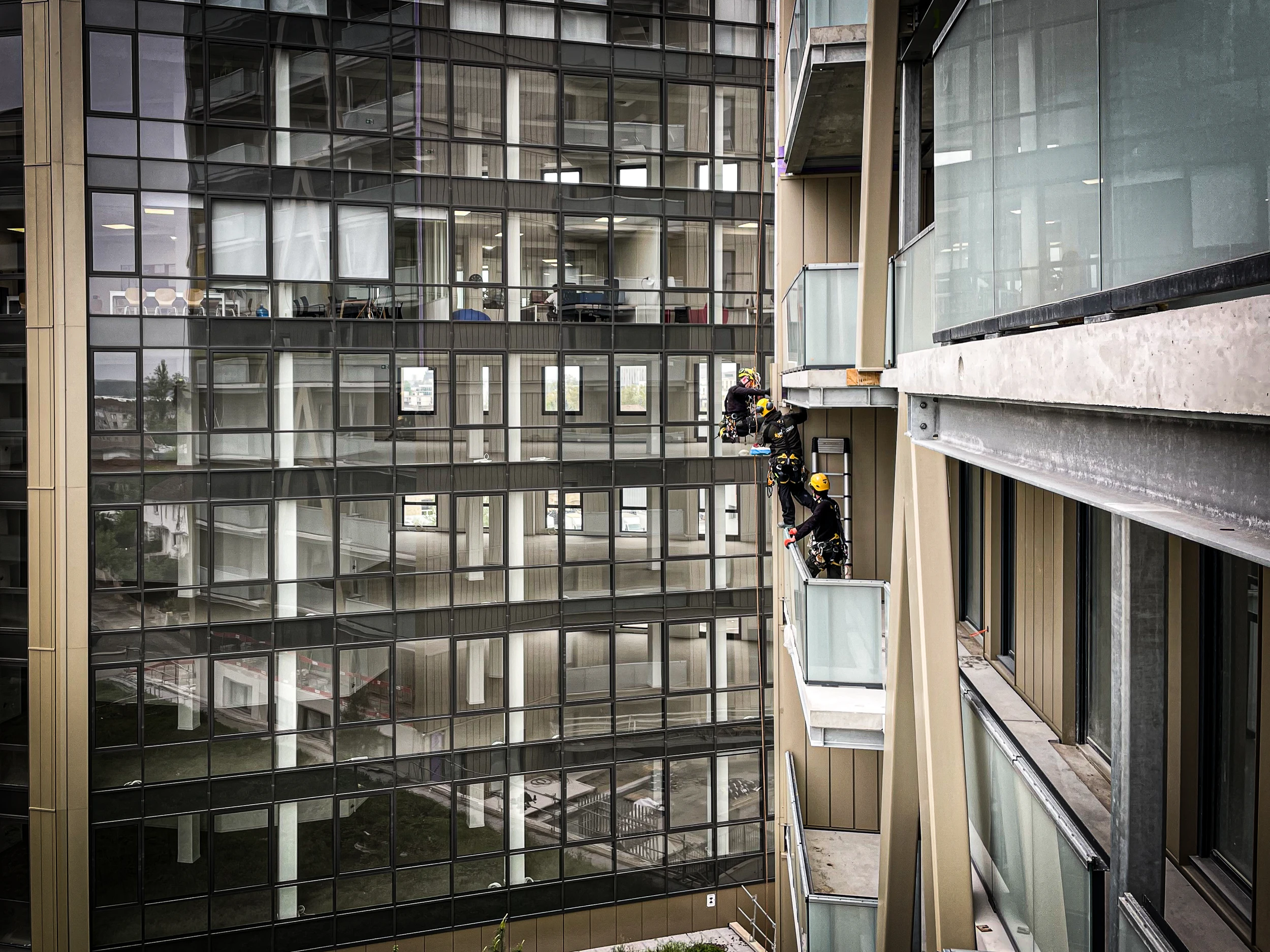 Finition de bardage sur une tour de 17 étages à Euratlantique